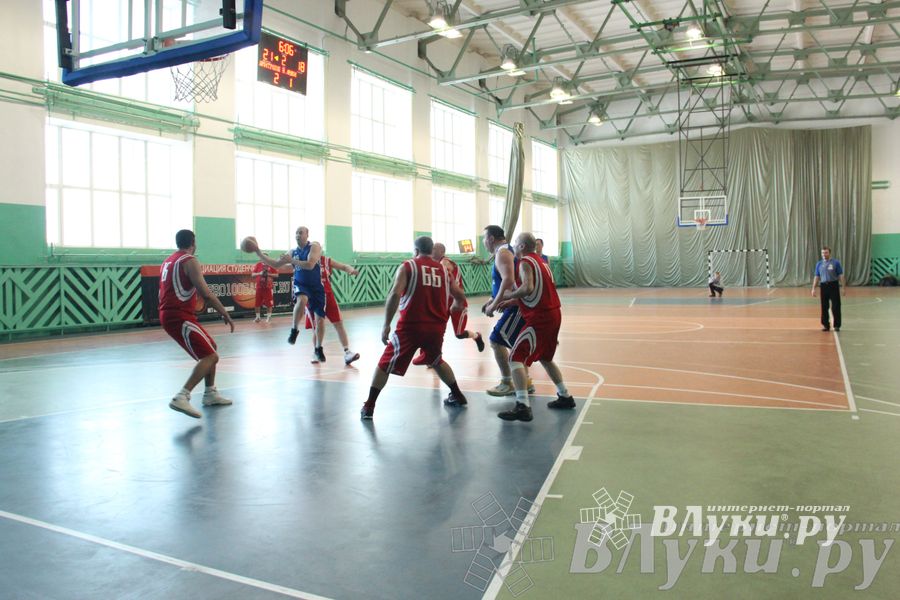 Баскетболисты Великих Лук сыграли со сборной Дмитрова