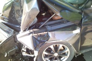 В Великих Луках ВАЗ-2110 столкнулась с «Тойотой» и врезалась в дерево (ФОТО)