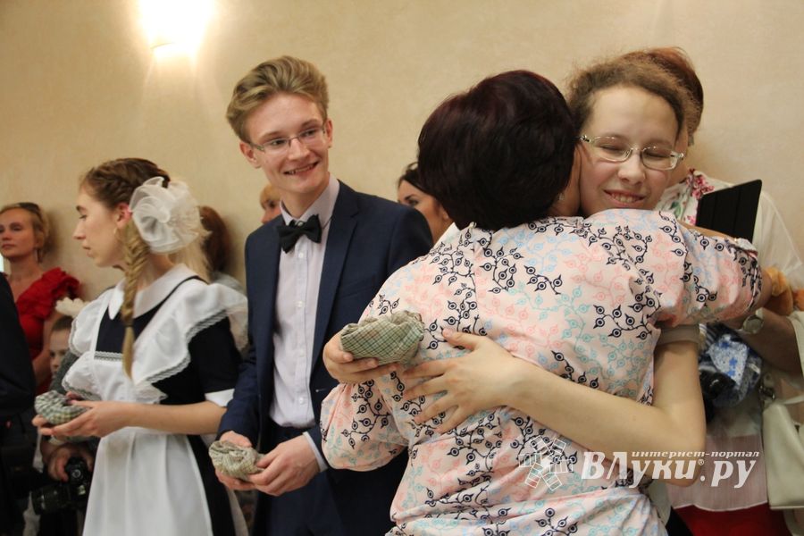 В Великих Луках прошли «Последние звонки» (ФОТО)