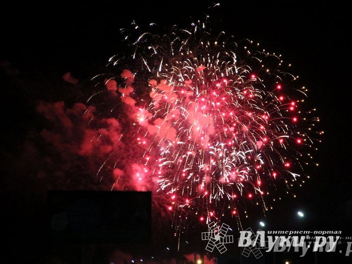 Праздничным концертом и салютом завершились празднования Дня Победы в Великих Луках (фото)