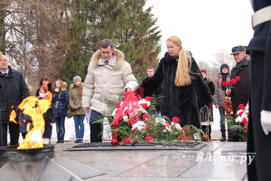 У Вечного огня в Великих Луках прошёл торжественный митинг (фото)
