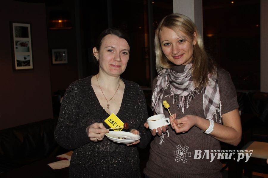 Компания "МТС" поздравляет всех своих клиентов и информационных партнеров с наступающим Новым Годом и Рождеством!