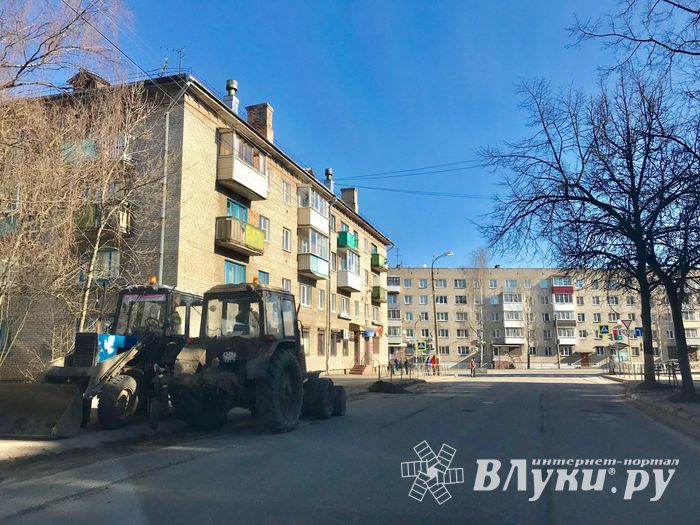 В Великих Луках для уборки перекрыли ул. Зверева (ФОТО)