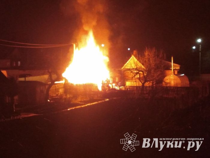 В Великих Луках пожар в жилом секторе (ФОТО)