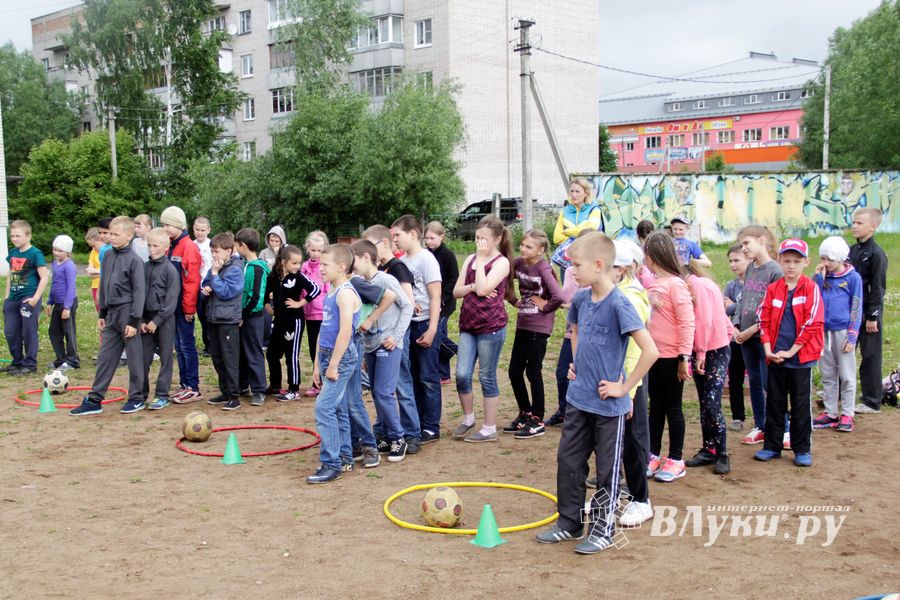 Ребята из пришкольных лагерей соревновались в «Весёлых стартах» (ФОТО)