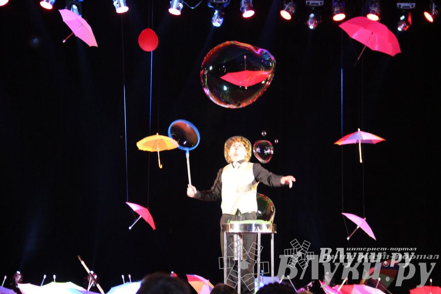 Шоу магических зонтиков и мыльных пузырей увидели юные великолучане