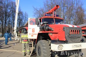 В центре Великих Лук спасатели продемонстрировали свою технику (ФОТО)