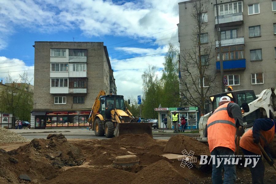 фотофакт: на пр-те Гагарина в Великих Луках продолжается ремонт 