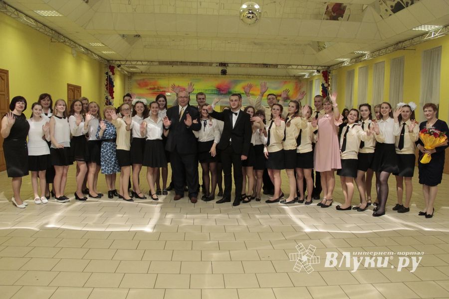 В Великих Луках состоялся кадетско-лицейский бал (ФОТО)
