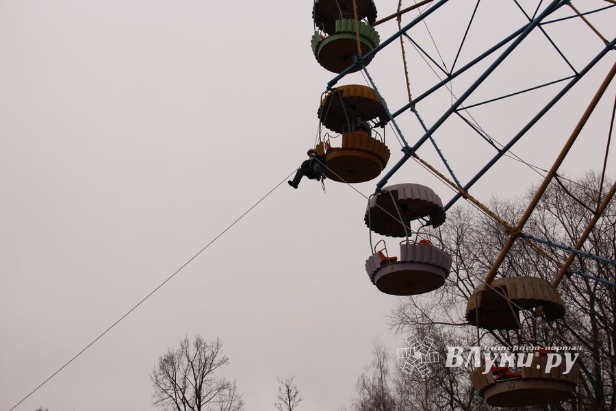 В Великих Луках в Парке культуры и отдыха полным ходом идёт подготовка к празднованию Масленицы (фото)