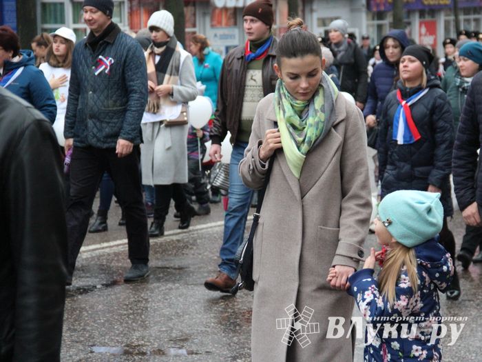 В Великих Луках прошло праздничное шествие (ФОТО)