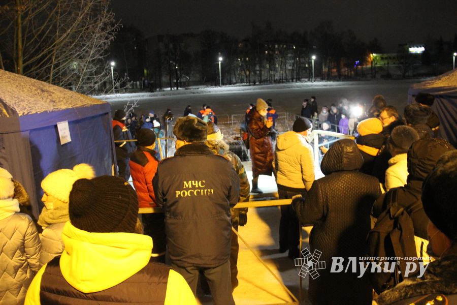 В Великих Луках проходят крещенские купания (ФОТО)