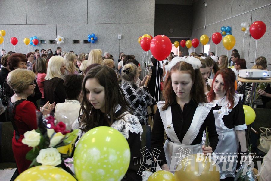 «Последний звонок» в школах Великих Лук