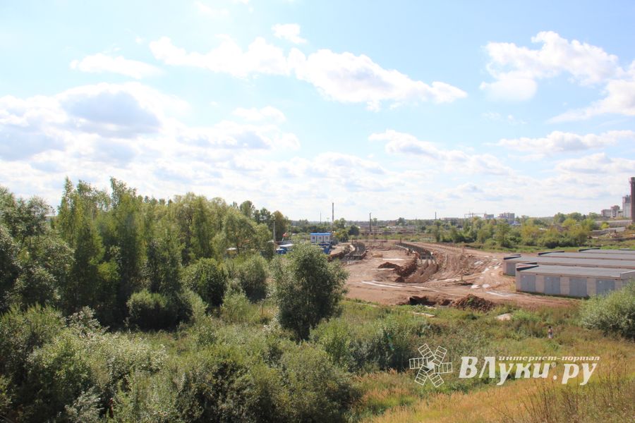  На месте строительства путепровода ведутся работы (фото)