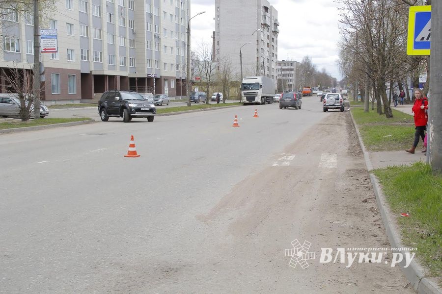 Мужчина, сбитый в Великих Луках, получил ушибы (ФОТО)