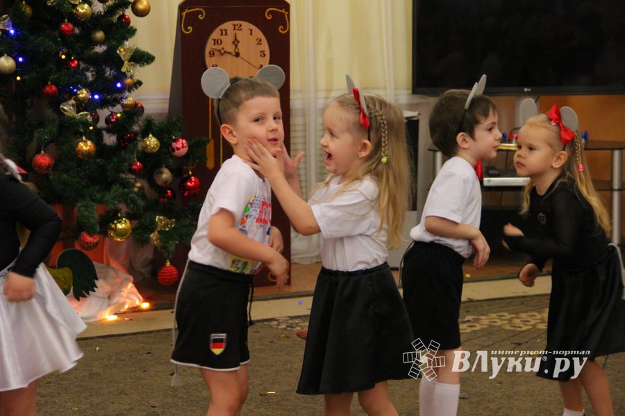 В Великие Луки пришла пора новогодних утренников (ФОТО)