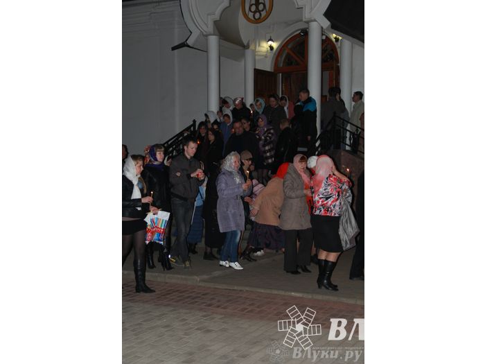 Крестным ходом встредили великолучане светлый праздник Пасхи