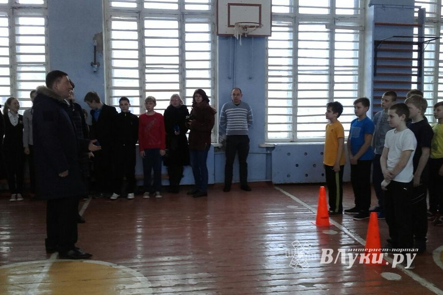 Андрей Турчак посетил школу №6 и угостился вкусными булочками (ФОТО)