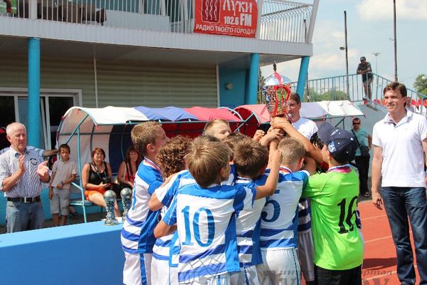 Юные футболисты из Калининграда стали победителями турнира «Локобол» в Великих Луках (фото)