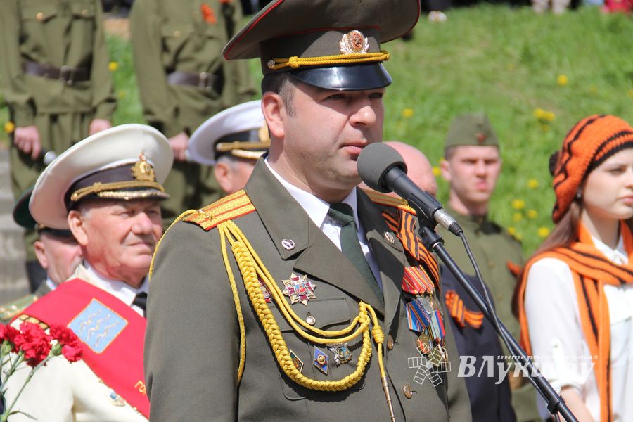 Парад Победы в Великих Луках (фото)