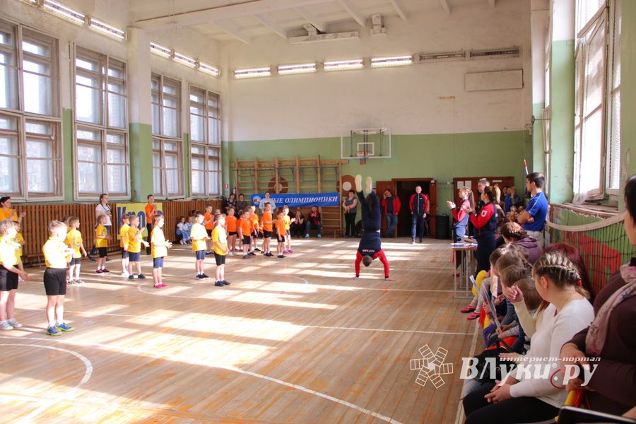 В Великих Луках проходят спортивные соревнования среди дошколят «Юные олимпионики» (ФОТО)