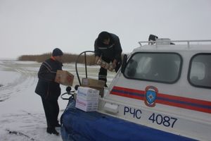 Спасатели осуществляют доставку продуктов на острова Псковского озера (фОТО)