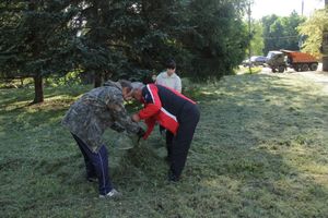 В Великих Луках убрали территорию у памятного знака рабочим ЛРЗ (ФОТО)