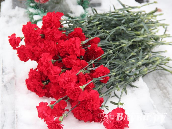 Никто не забыт: в Великих Луках благоустроили могилу неизвестного солдата (ФОТО)