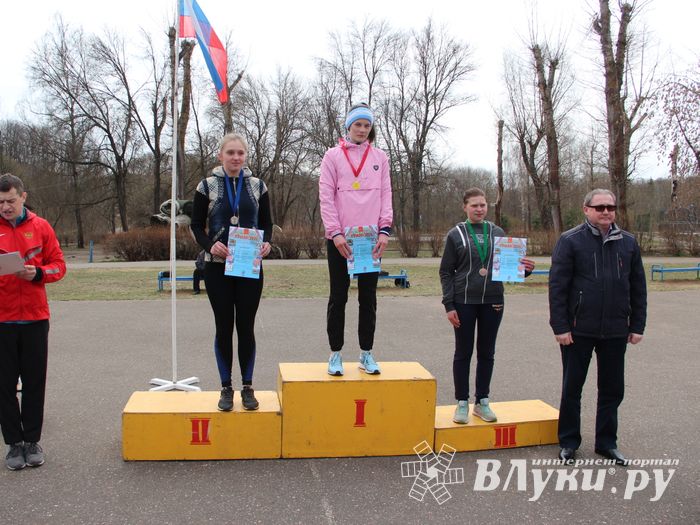В Великих Луках прошёл легкоатлетический кросс (ФОТО)