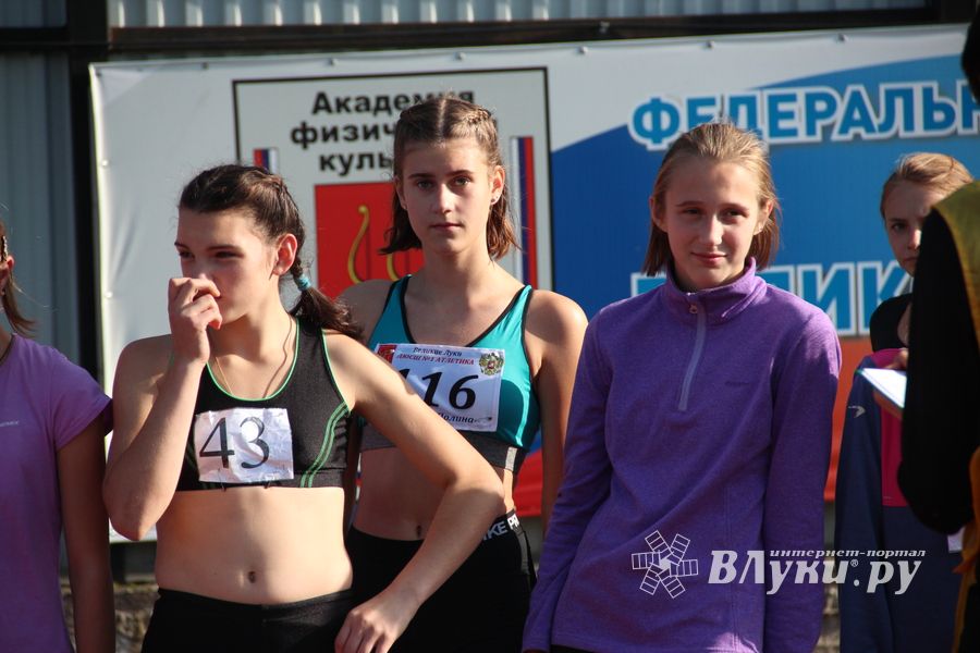 В Великих Луках проходят соревнования «Шиповка юных» (ФОТО)