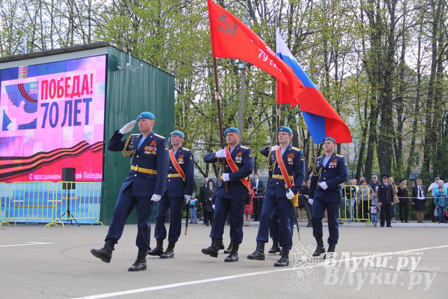 Парад Победы в Великих Луках (фото)