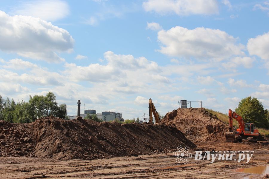  На месте строительства путепровода ведутся работы (фото)