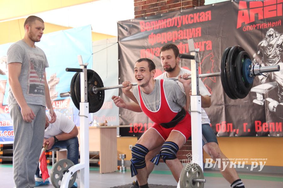 В Великих Луках прошел открытый городской турнир по пауэрлифтингу (фото)