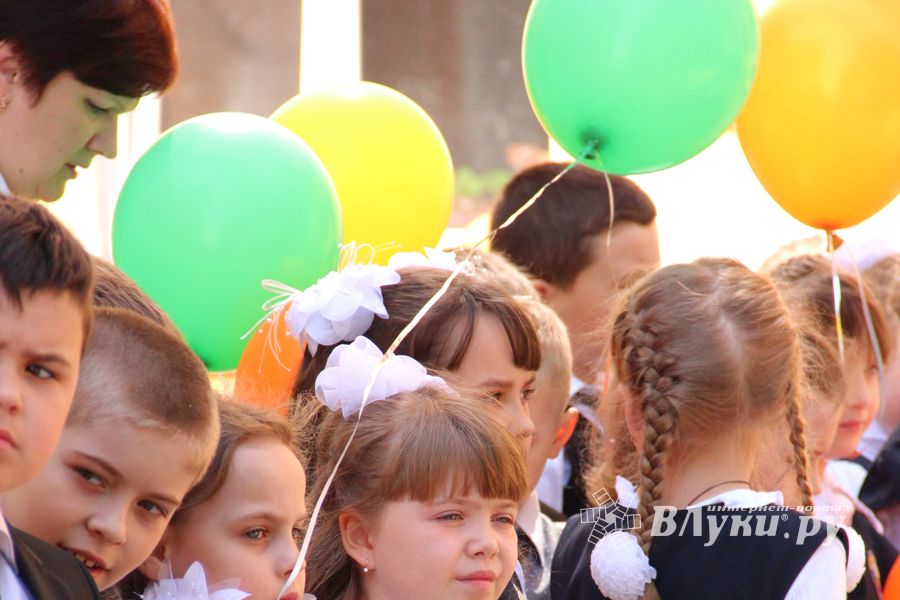 В Великих Луках прозвенели «последние» звонки (ФОТО)