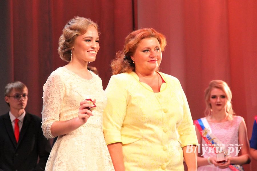 Великолукским выпускникам вручили медали «За особые успехи в учении» (ФОТО)