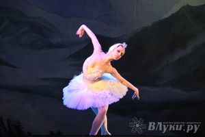 Московский театр «Корона Русского Балета» представил великолучанам балет «Лебединое озеро»