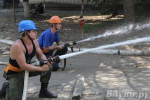 В Великих Луках прошли соревнования среди пожарных