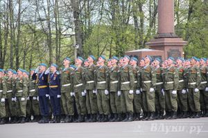Парад Победы в Великих Луках (фото)