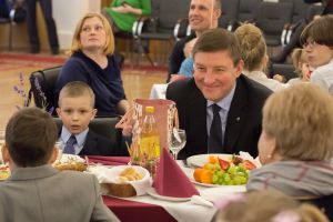 Андрей Турчак поблагодарил приемных родителей за любовь и тепло, которые они дарят детям (ФОТО)