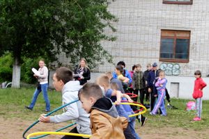 Ребята из пришкольных лагерей соревновались в «Весёлых стартах» (ФОТО)