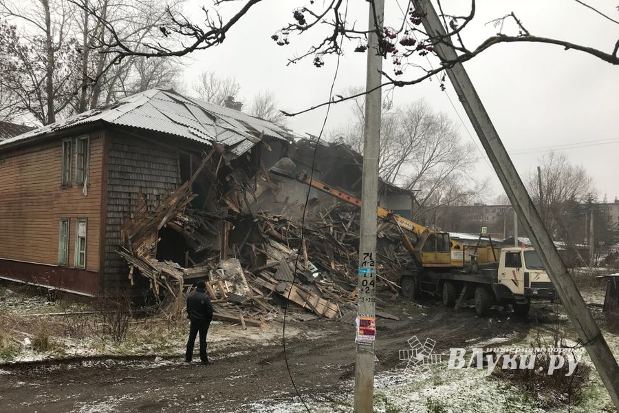 ФОТОФАКТ: В Великих Луках сносят барак