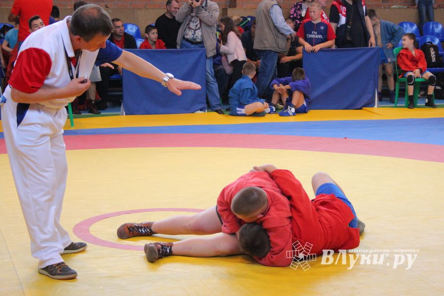 В Великих Луках проходит турнир по самбо (ФОТО)