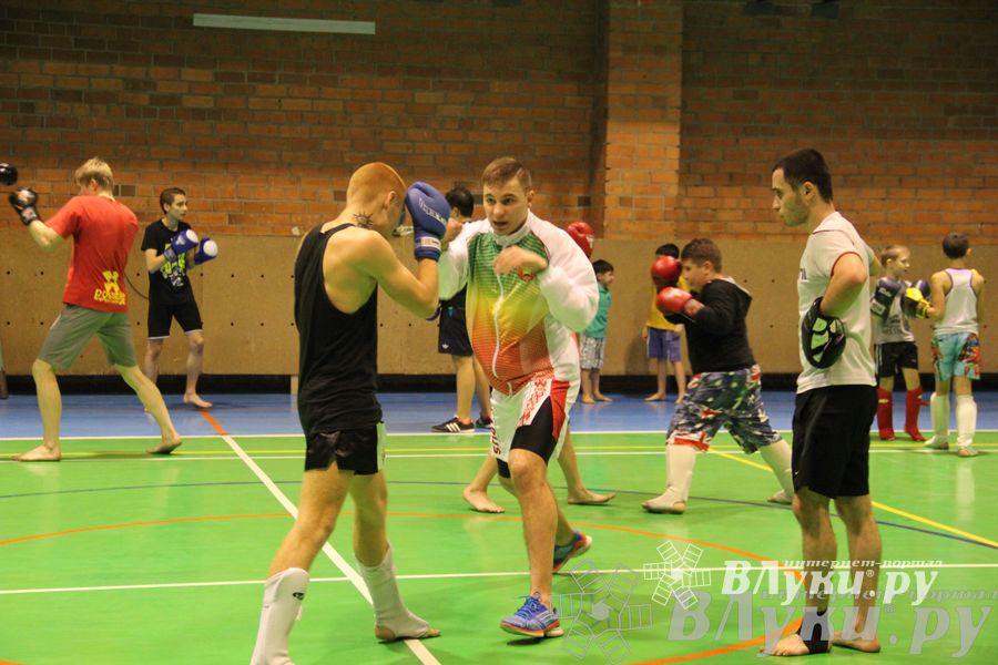 В Великих Луках прошел мастер-класс по кикбоксингу (фото)