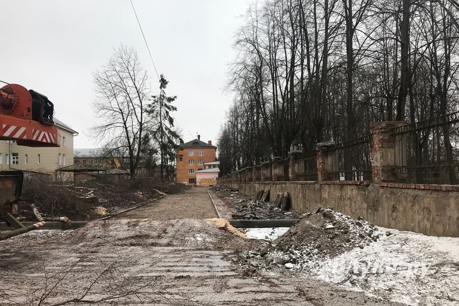 В Великих Луках приводят в порядок территорию Хирургического корпуса больницы (ФОТО)