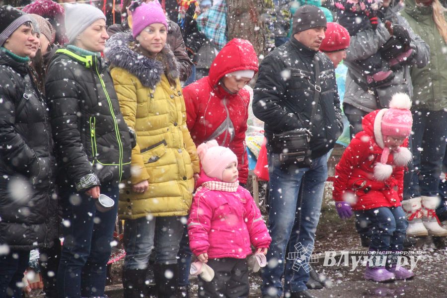 В Великих Луках сожгли Масленицу (фото)