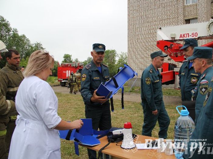 В Великих Луках прошли областные соревнования среди пожарных по спасению пострадавших