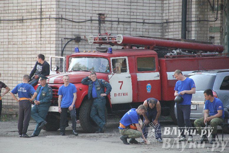 В Великих Луках прошли соревнования среди пожарных