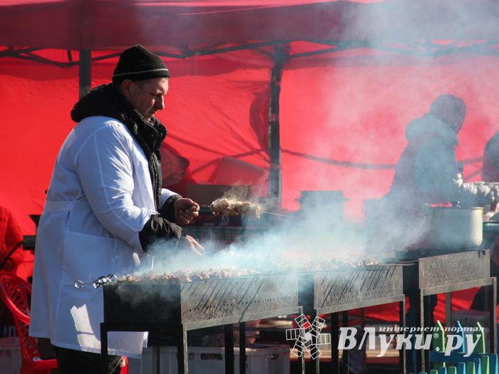 В Великих Луках широко отметили Масленицу (ФОТО)