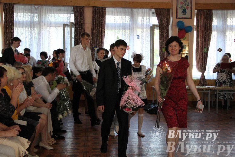 В Великих Луках прозвенели «Последние звонки»