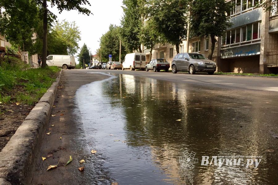 ФОТОФАКТ: на ул. К. Либнехта в Великих Луках неожиданный фонтан